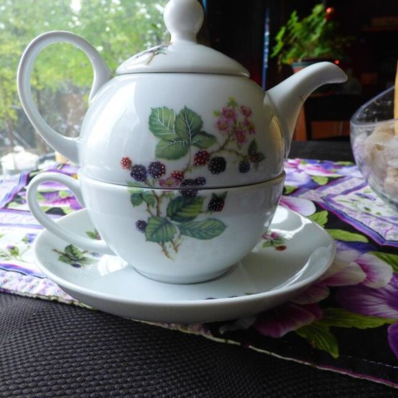 VTG FIELDER PORCELAIN TEAPOT AND CUP / SAUCER STACKED SET BERRY & FLORAL DESIGN - Picture 3 of 15